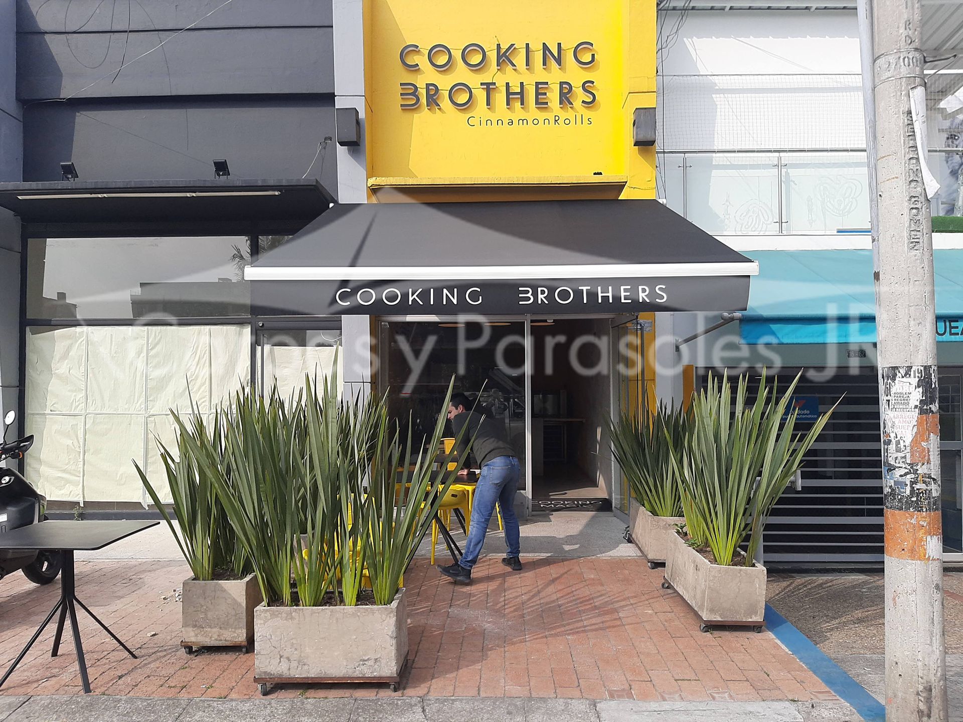 Fachada con un letrero amarillo que dice