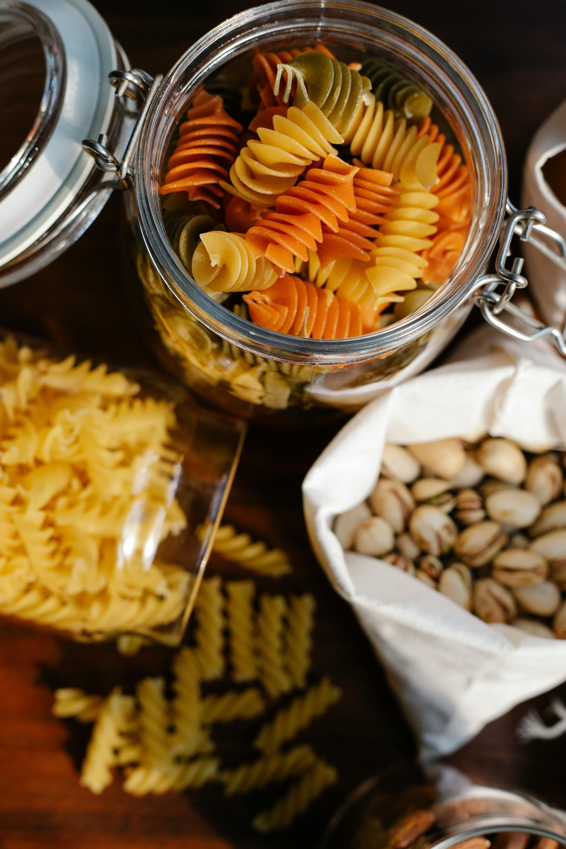 Vari cibi italiani tra cui pane, formaggio, salame, aglio, pasta e verdure.