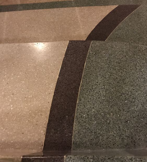 escalera de terrazo tradicional con junta de latón