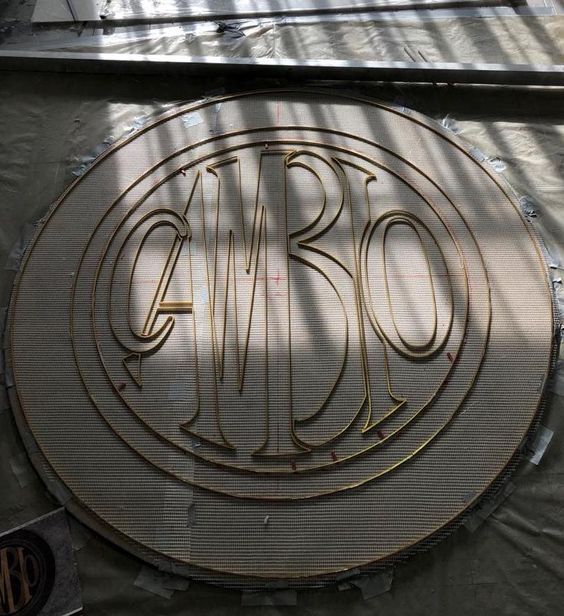 Terrazo logo latón