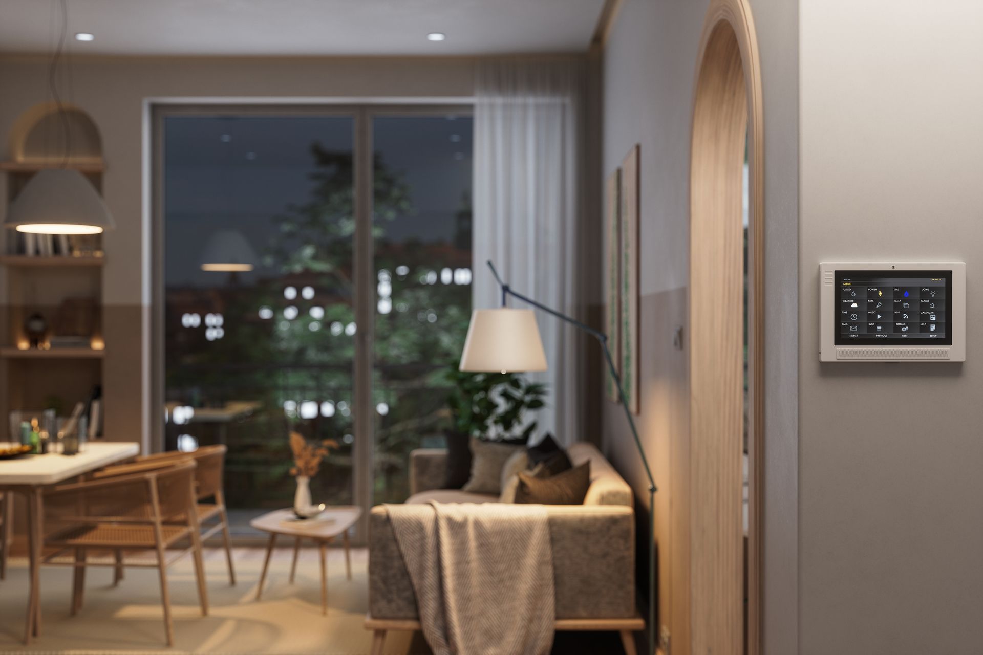 Vista interna di un moderno spazio abitativo con un pannello di controllo per la casa intelligente sulla parete e vista sulla città fuori dalla finestra.