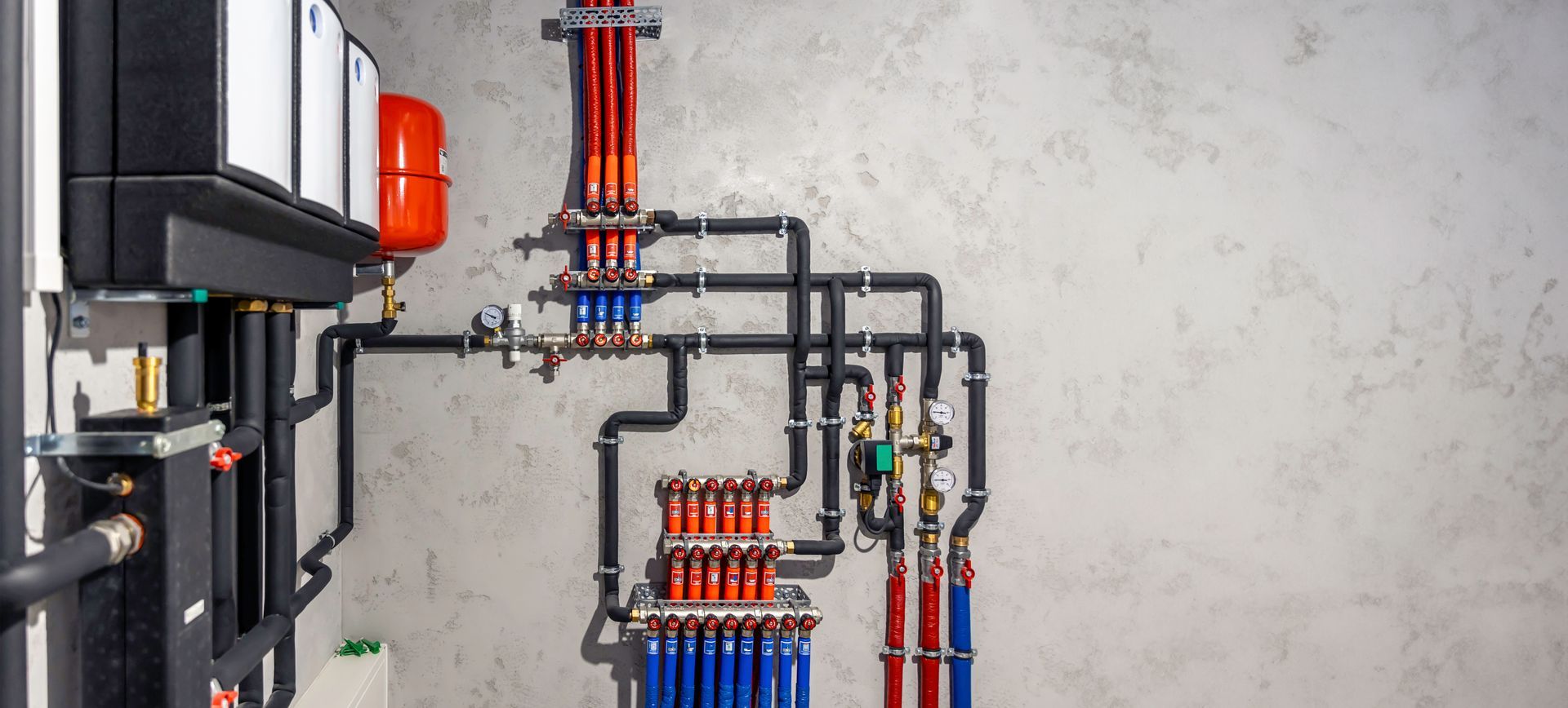 A bunch of pipes are hanging on a wall in a room.