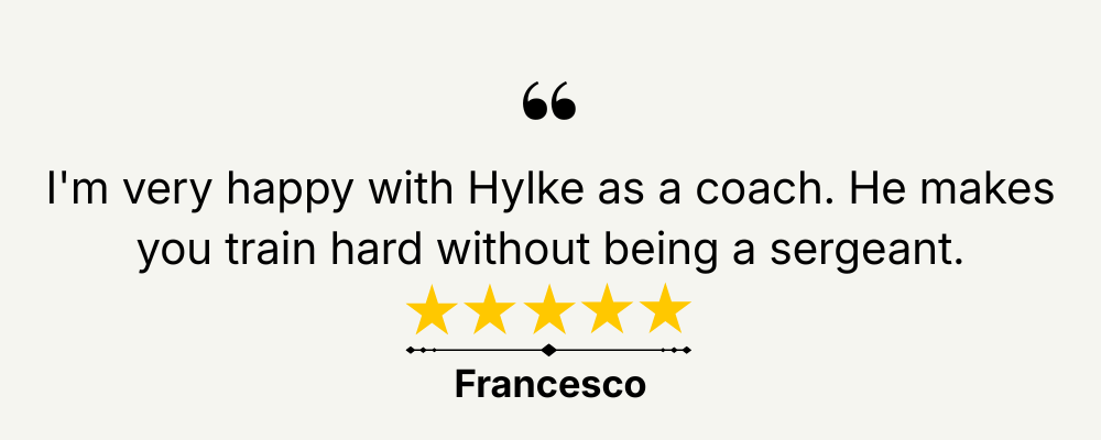 Citaatkaart: “Ik ben erg blij met Hylke als coach...” met vijf gouden sterren en de naam Francesco