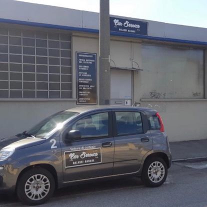 Carrozziere esperto vernicia un'auto