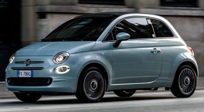 Carrozziere esperto vernicia un'auto