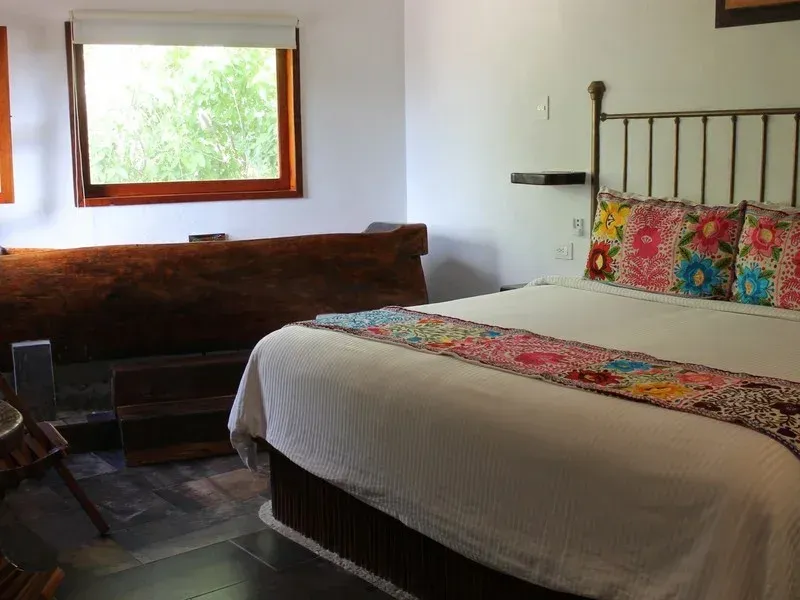 Mini Junior Suite con tina de tronco de árbol del Hotel Zentik