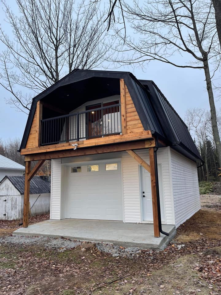 un garage avec un balcon au dessus .