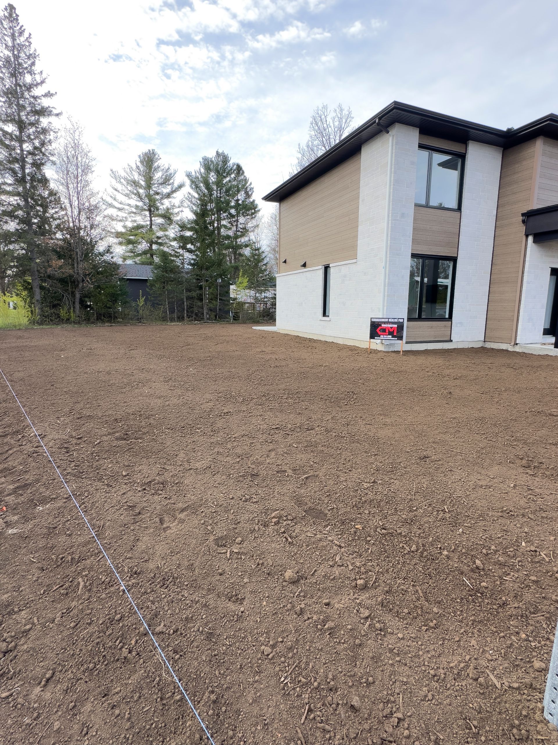 Une grande maison avec beaucoup de terre devant elle