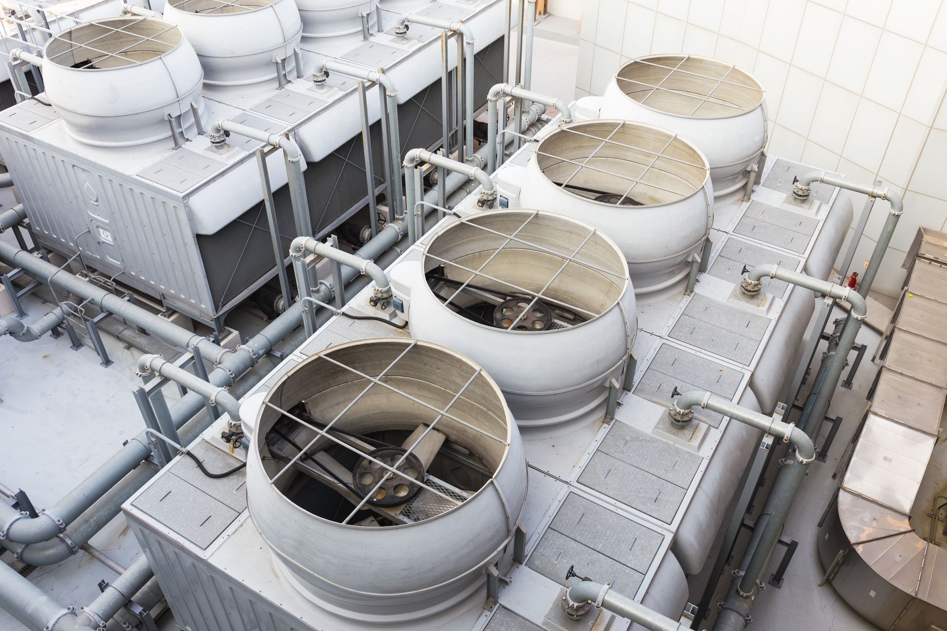 A bunch of cooling towers are sitting on top of a building.