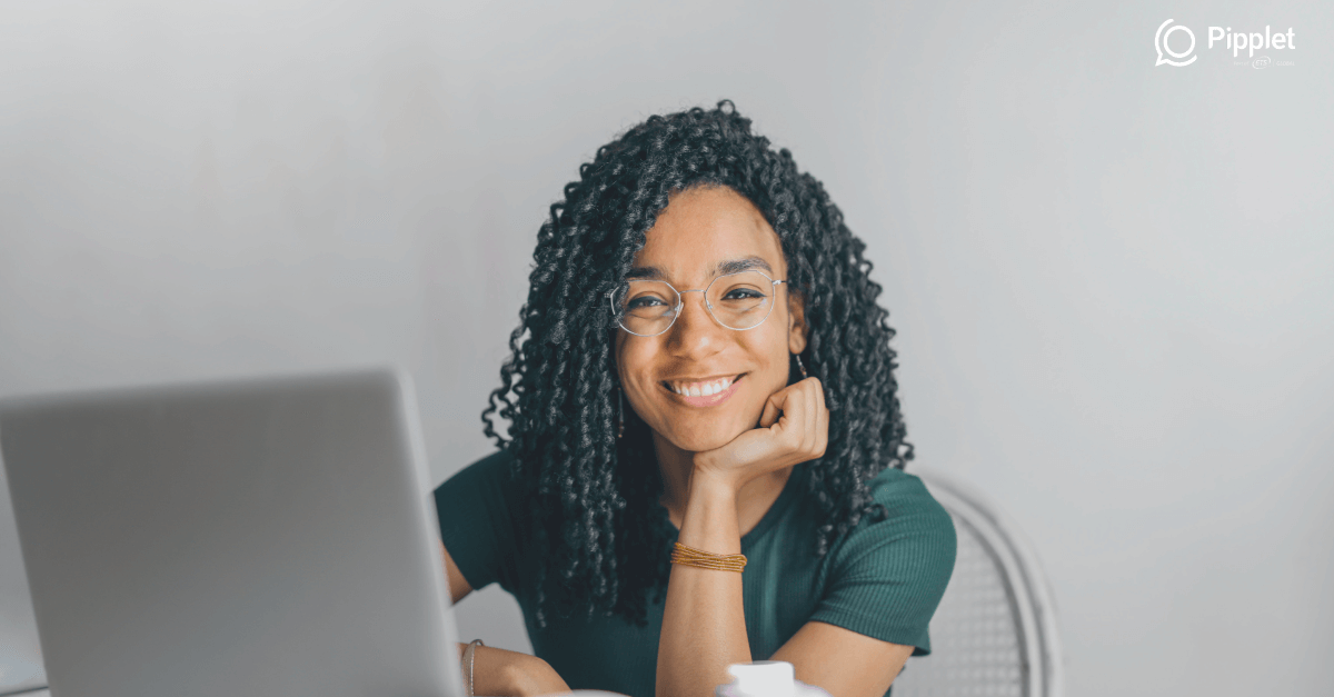 Une fille utilisant un ordinateur et souriant
