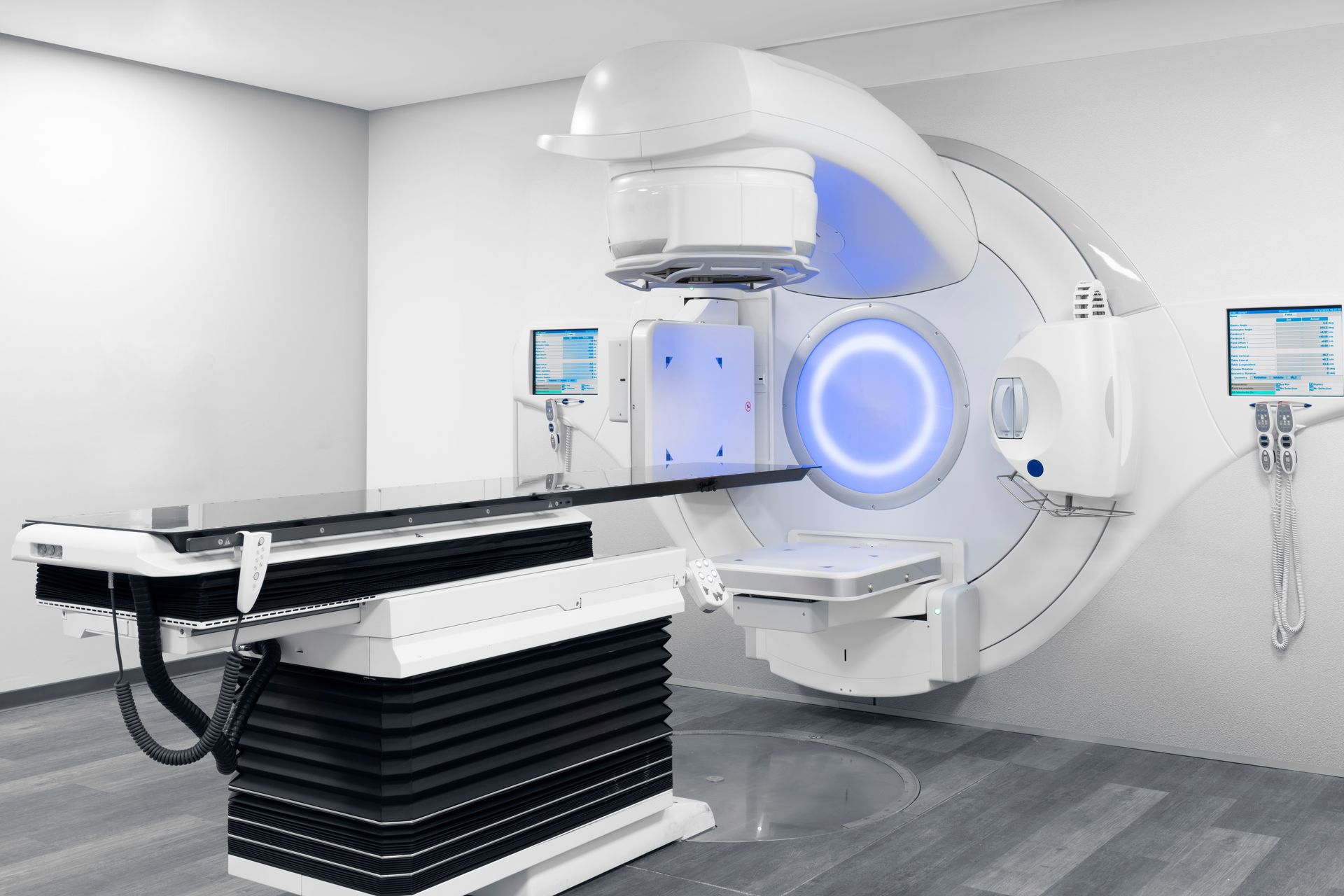Uma grande máquina de raio-X está em um quarto de hospital.