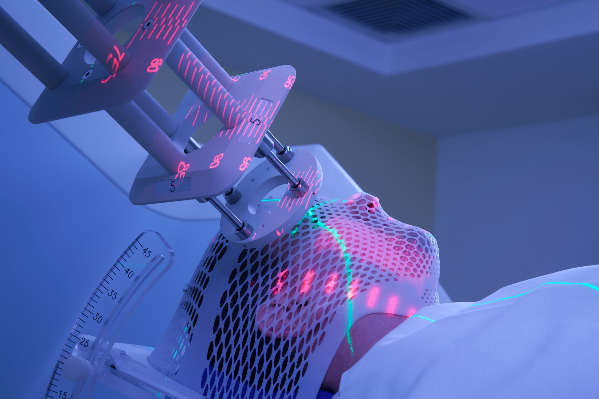 Um homem está deitado em uma cama de hospital fazendo um raio-x.
