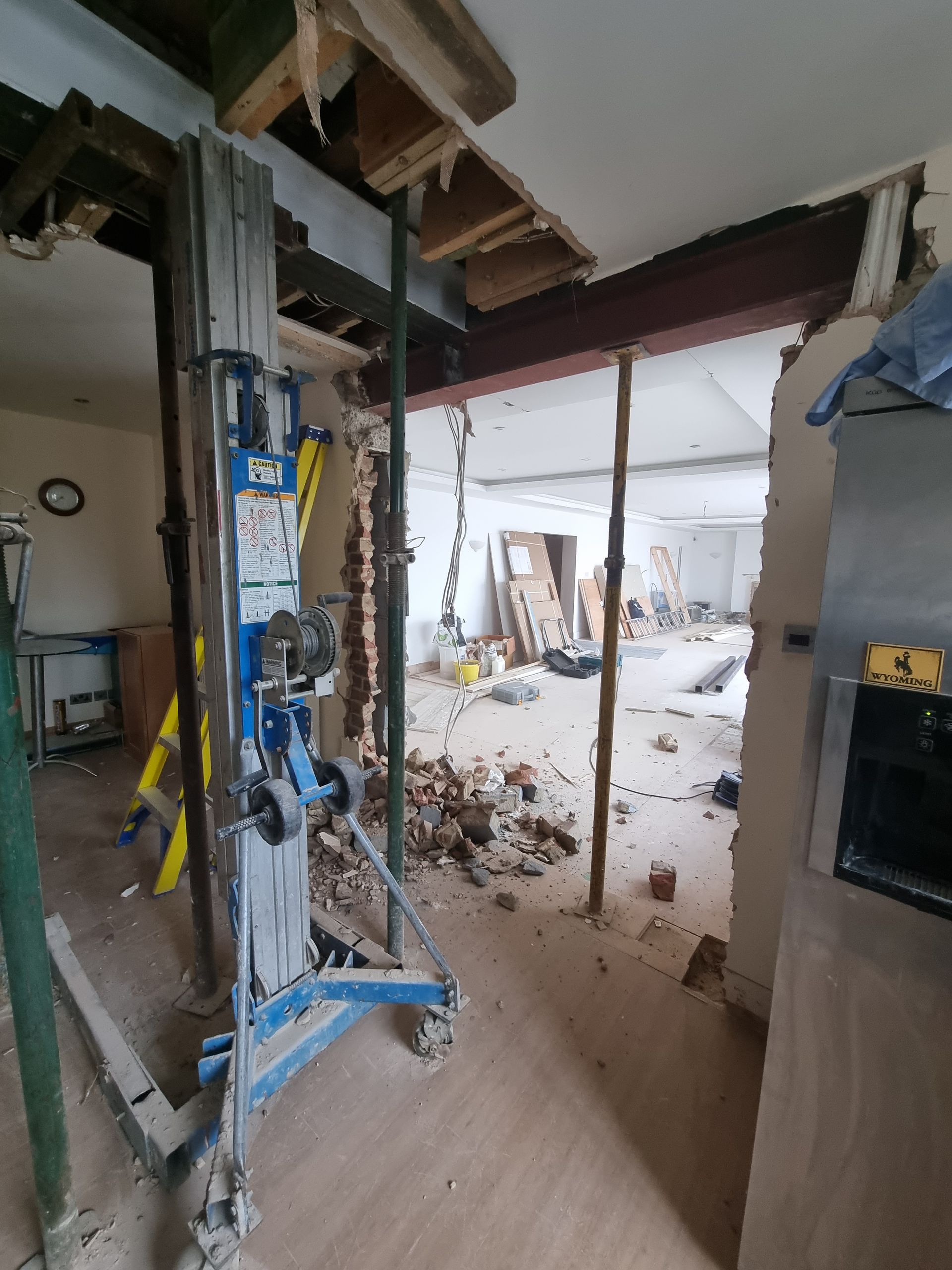 A room with a ladder and a lift in it.