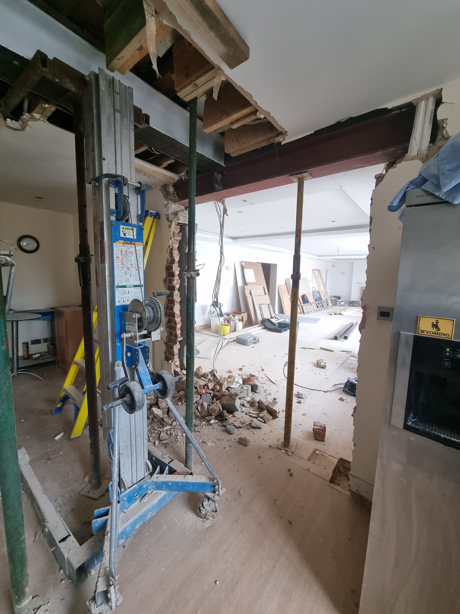 A room that is being remodeled with a lift in the middle of it.