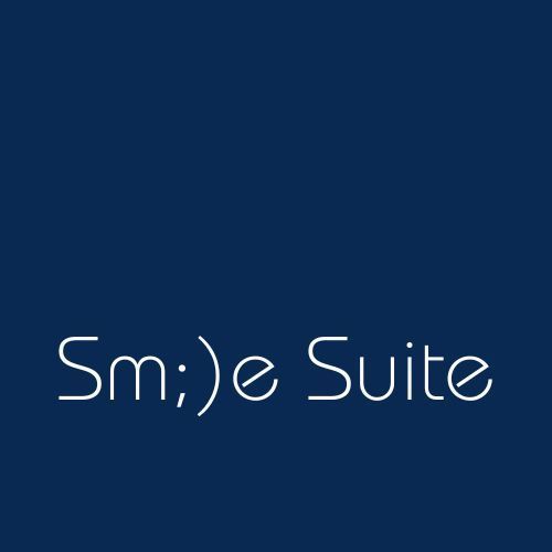 Het logo van &ldquo;Smile Suite&rdquo; op een donkerblauwe achtergrond met witte, gestileerde tekst.