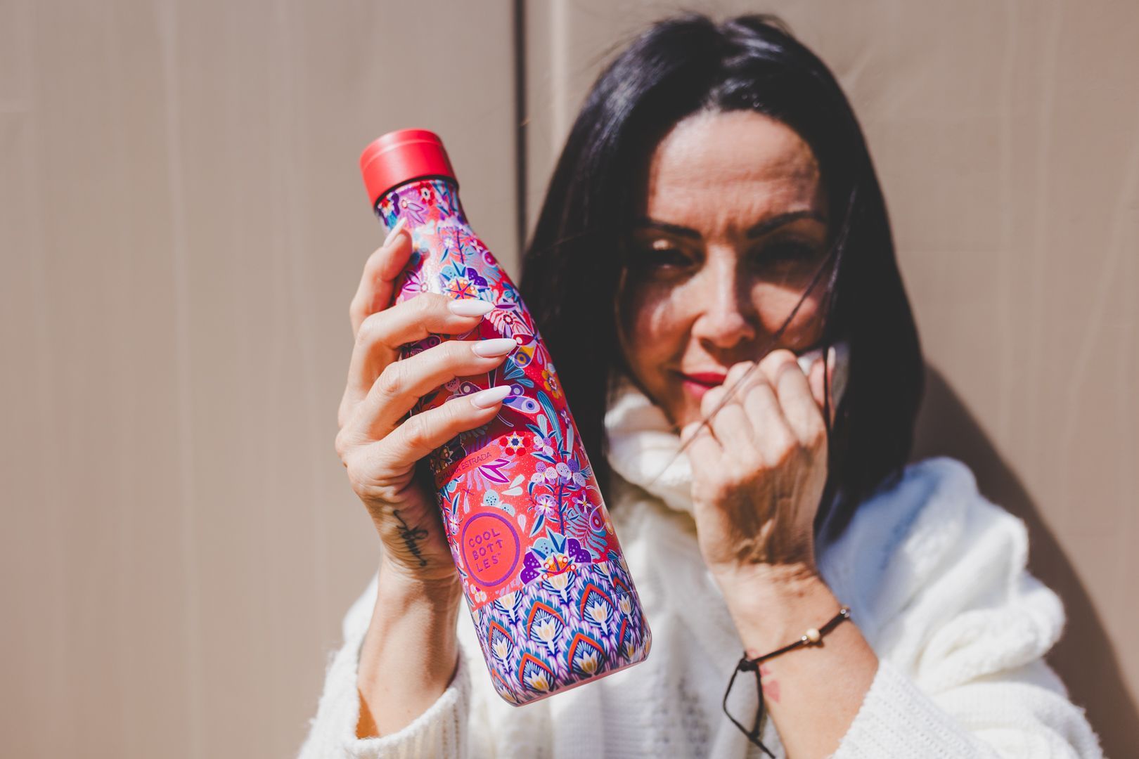 Mulher com frio a mostrar a garrafa térmica da Cool Bottles