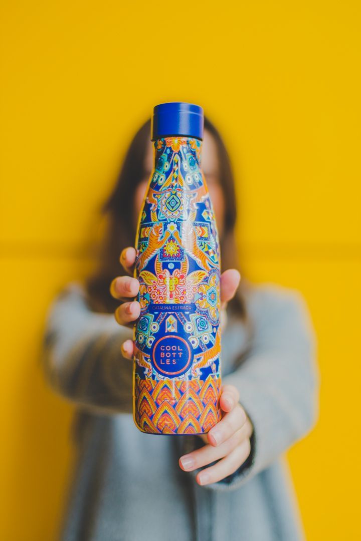 Mulher a mostrar a sua garrafa térmica da Cool Bottles