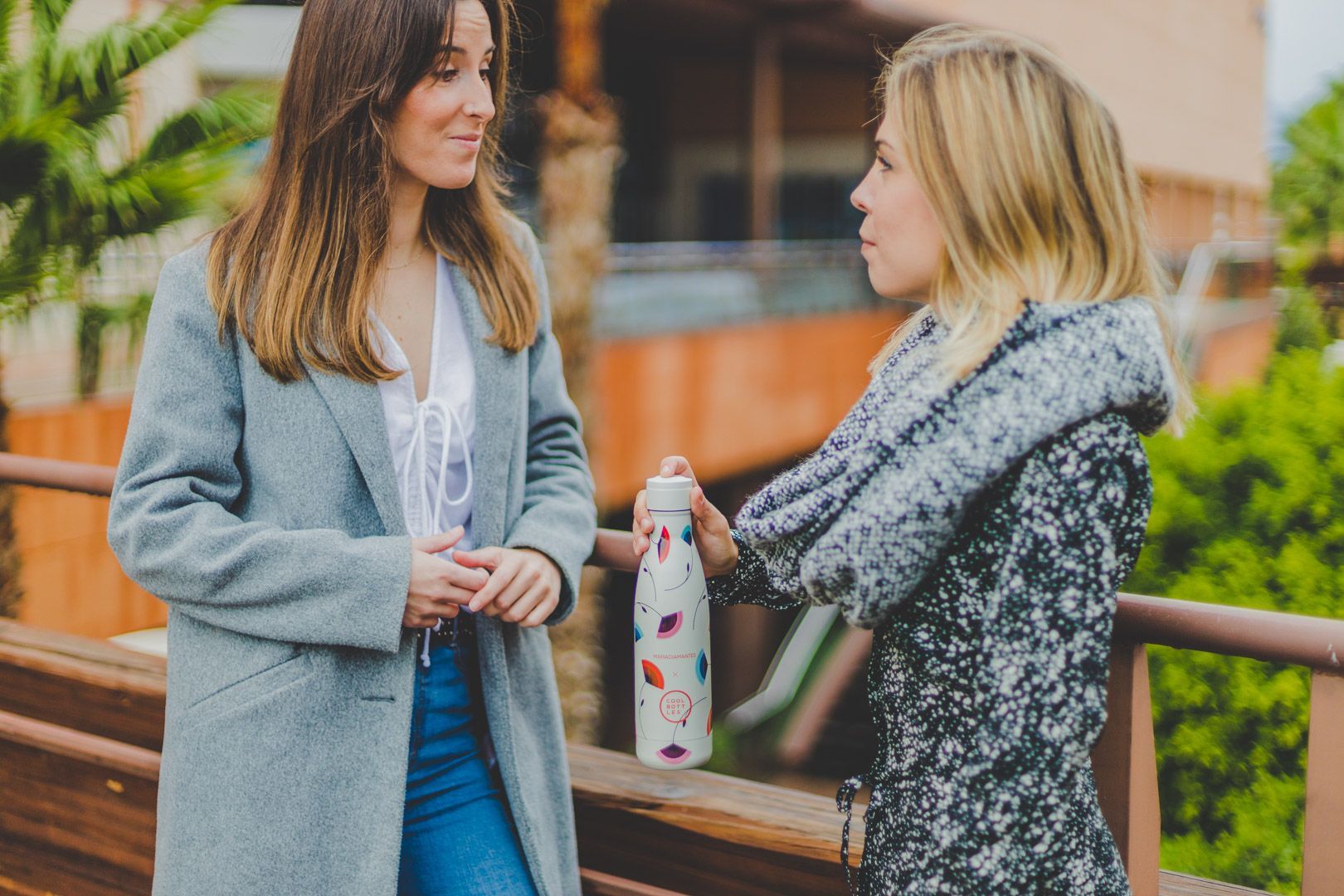 Duas mulheres a conversar, uma tem uma garrafa térmica da Cool Bottles
