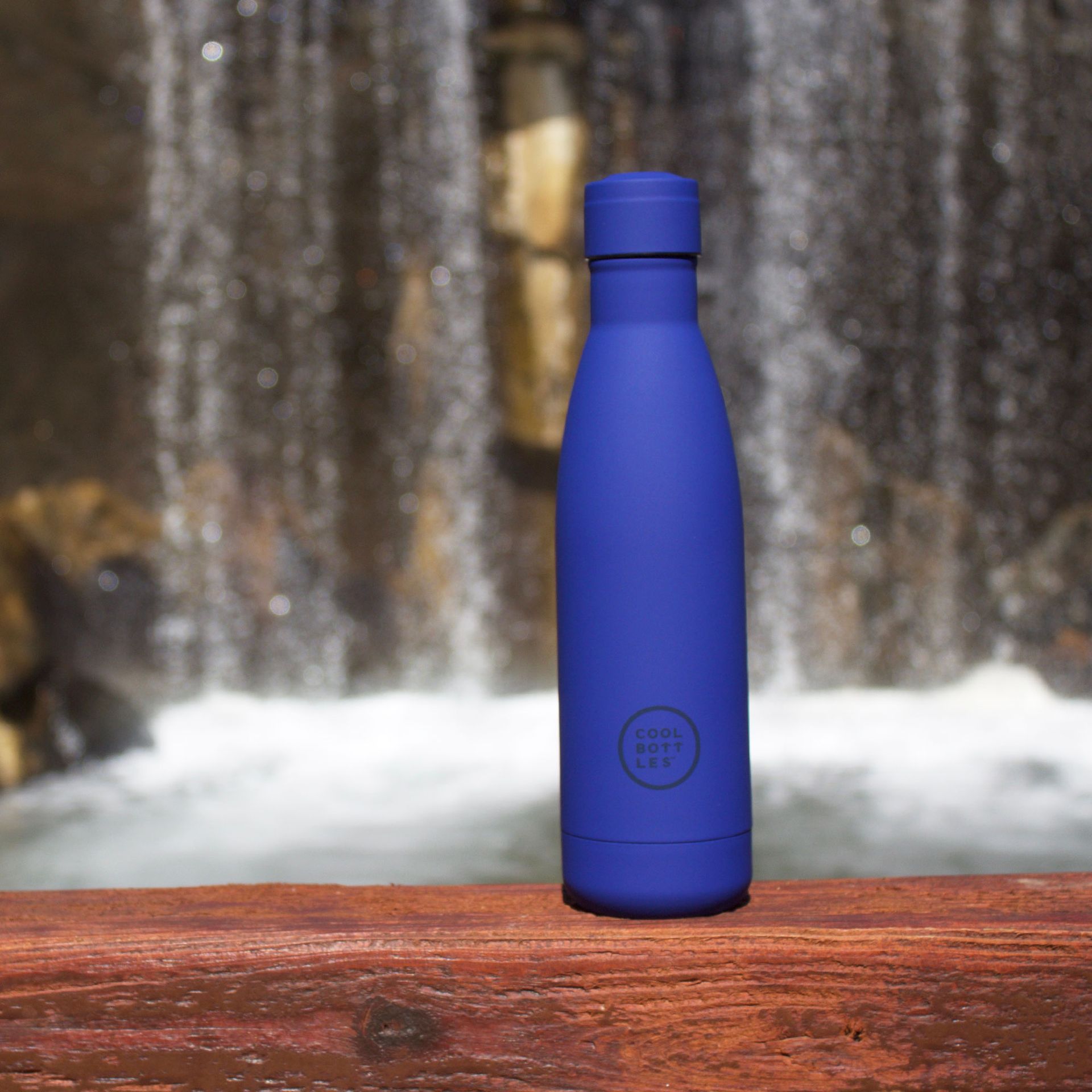 Garrafa térmica da cool bottles numa cascata