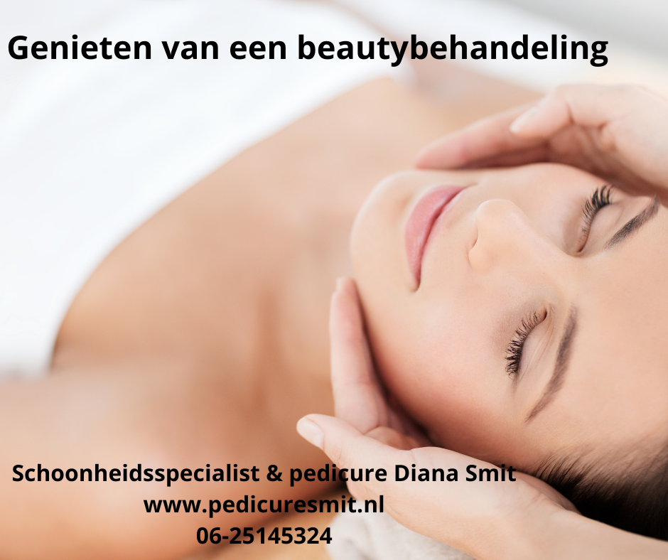 Vrouw genietend van gezichtsbehandeling met handen op haar gezicht; reclame voor schoonheidsspecialist en pedicure