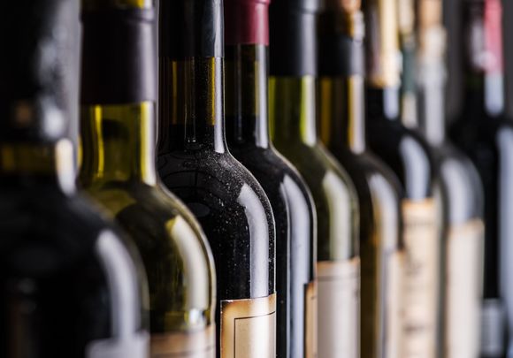 bottiglie di vino e tappi di sughero