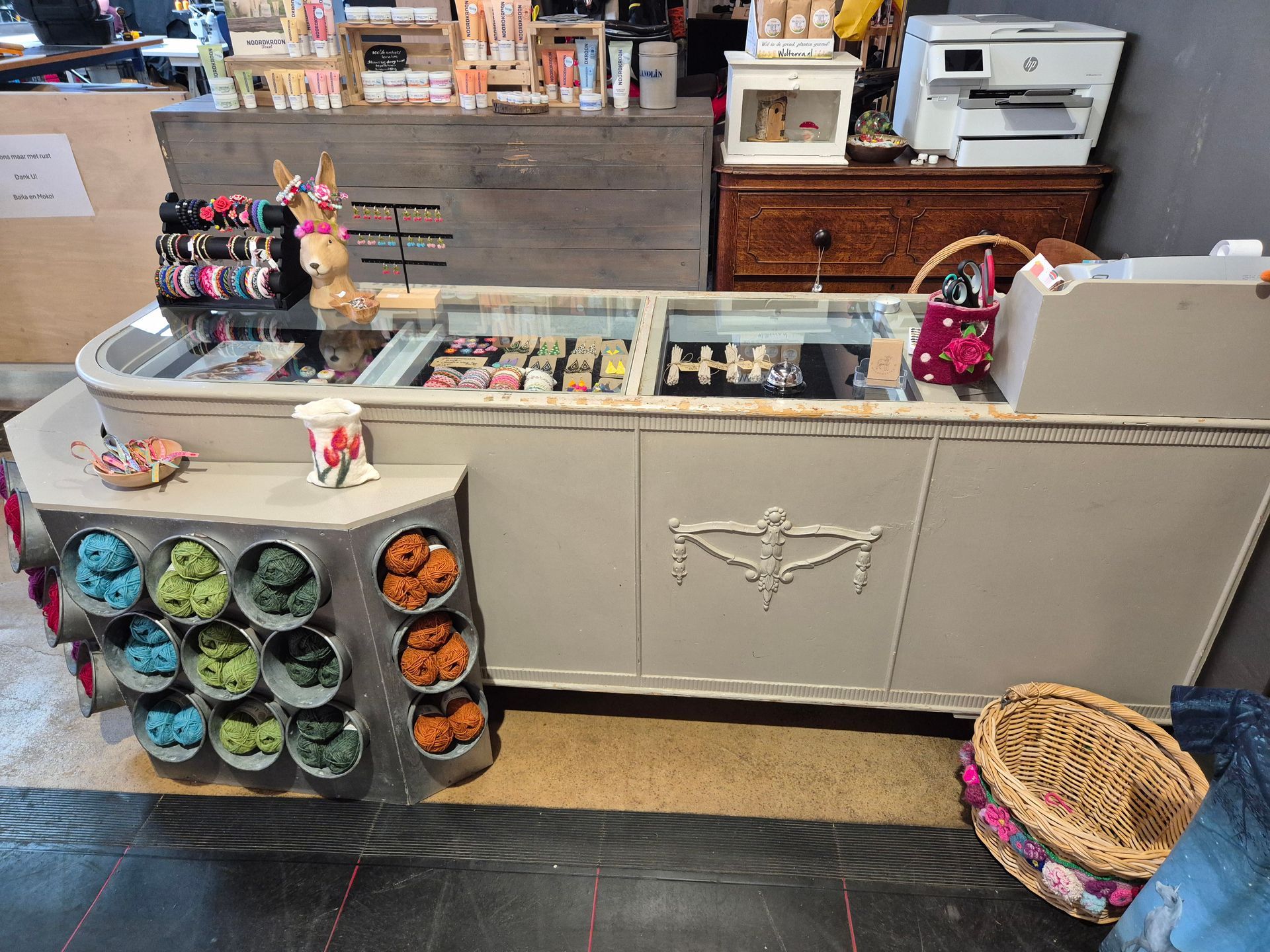 Wolschatten, heeft ook een winkel, waar leuke cadeautjes en materialen voor oa. naaldvilten kunt kopen