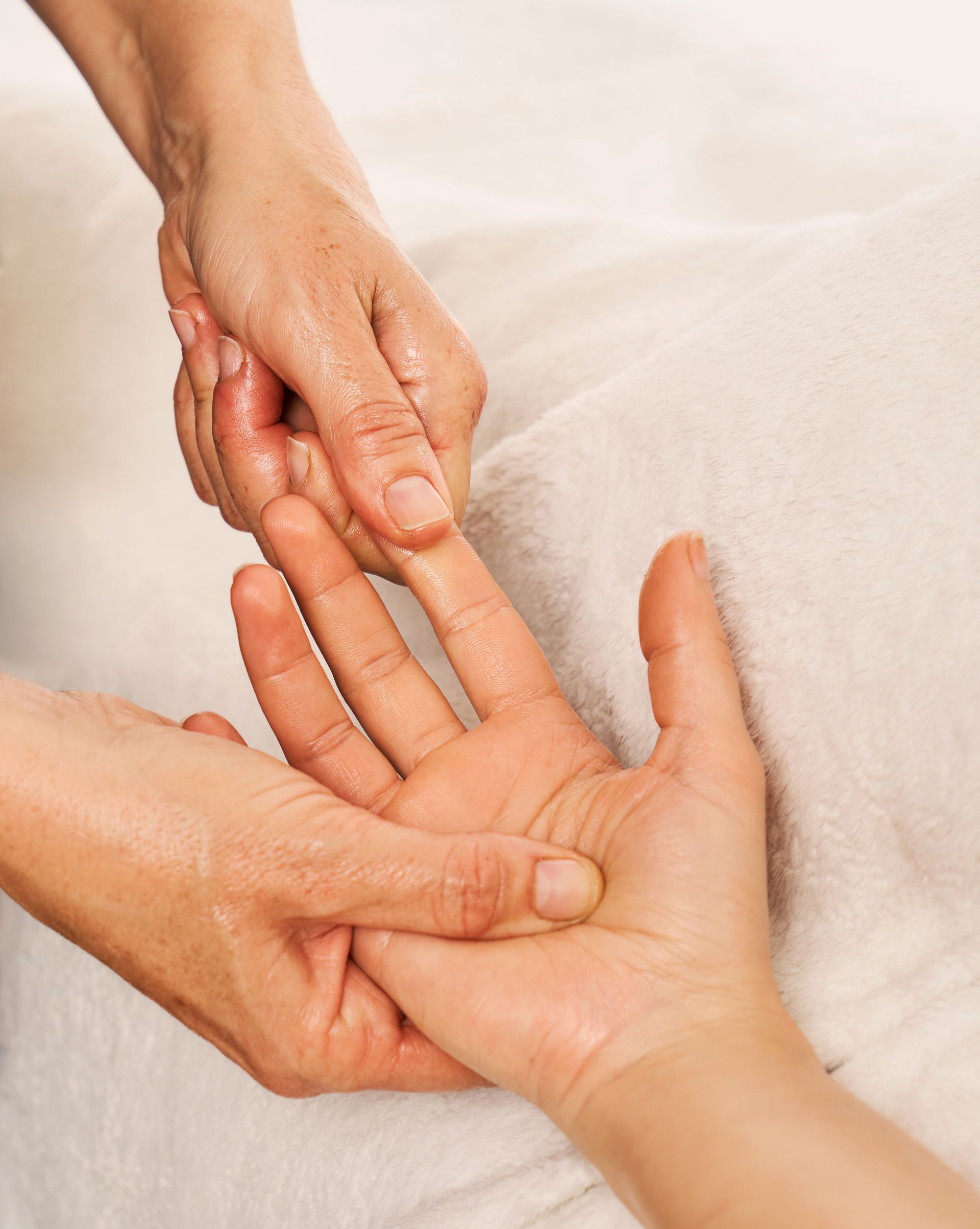 using hand acupressure points to induce labor