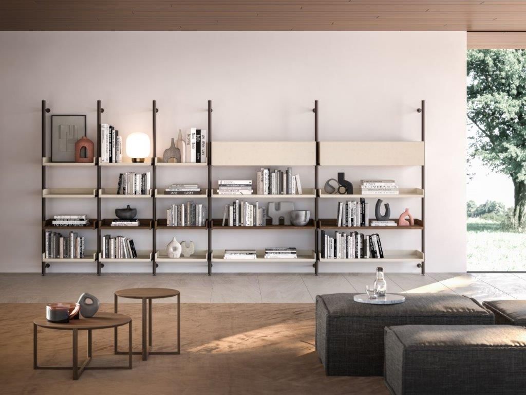 Moderna libreria a parete con libri, decorazioni e una lampada a luce soffusa