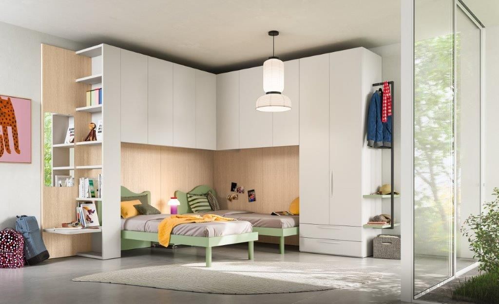 Camera da letto moderna con due letti, spazio contenitore incorporato e una combinazione di colori bianco e legno chiaro.
