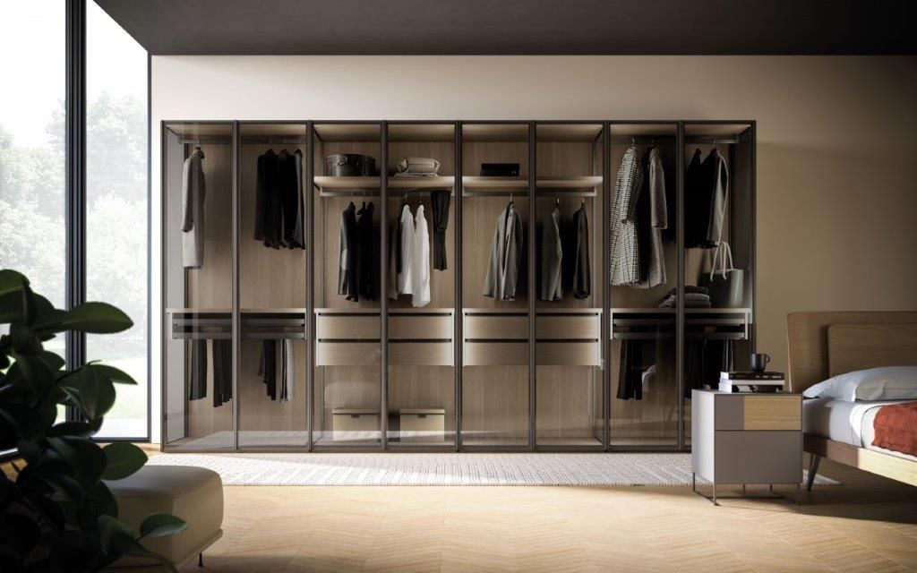 Moderna cabina armadio con ante in vetro, per esporre vestiti e riporre oggetti.