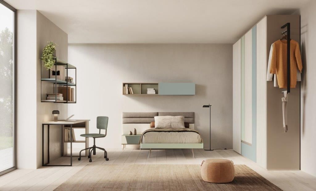 Camera da letto moderna con scrivania, letto, armadio e tappeto. Tonalità azzurro, beige e legno.