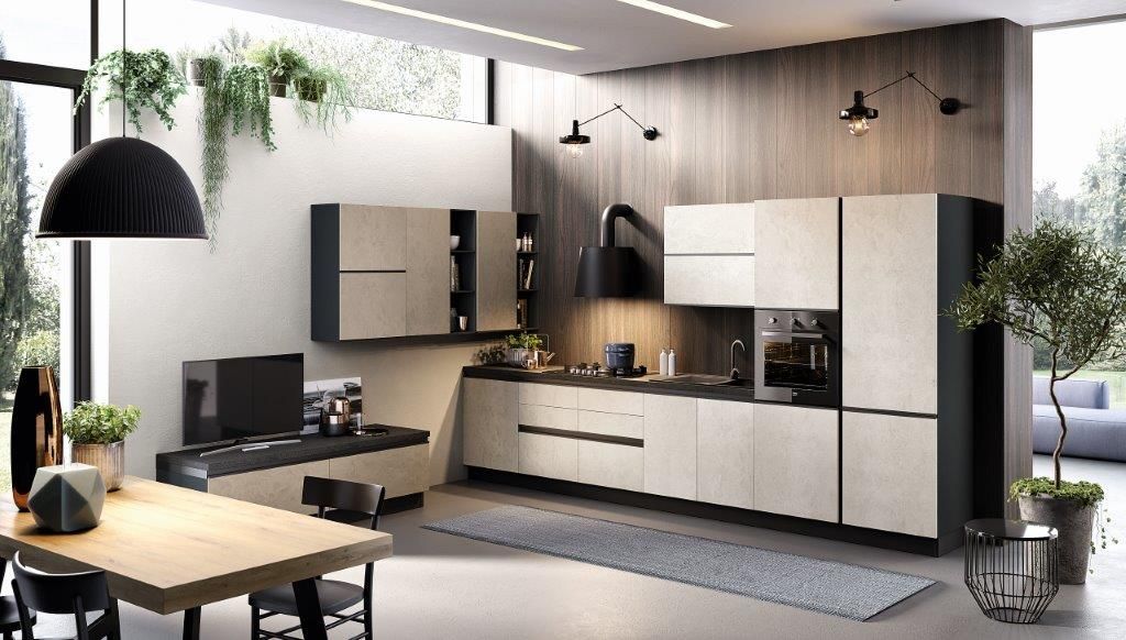Cucina moderna con mobili in legno chiaro, dettagli neri e ampie finestre.