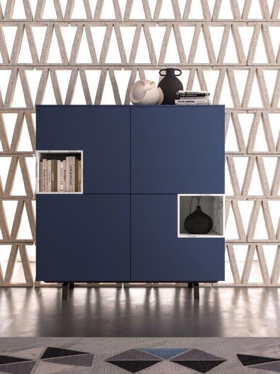 Mobiletto blu con ripiani bianchi, decorato con decorazioni su uno sfondo a motivi.