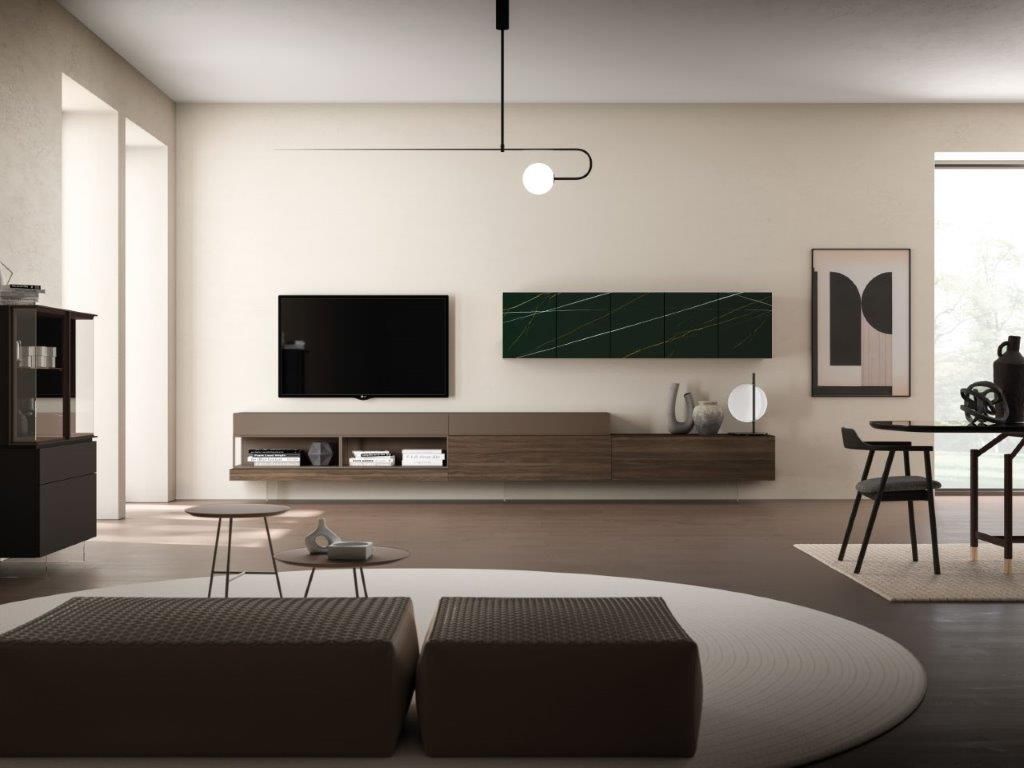 Soggiorno moderno con TV, mensole sospese e sedute marrone scuro su un tappeto circolare.