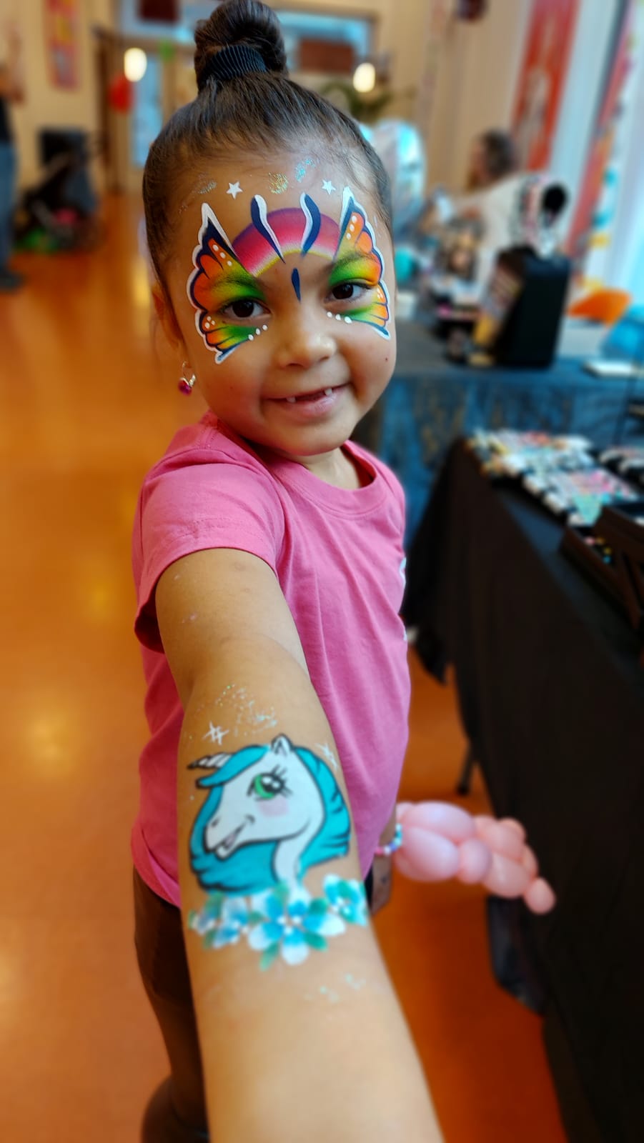 Kindervermaak schminken door Vanja Glitter & Schmink voor feest en evenement in Emmen, Assen, Groningen, Hoogeveen, Drenthe en Groningen
