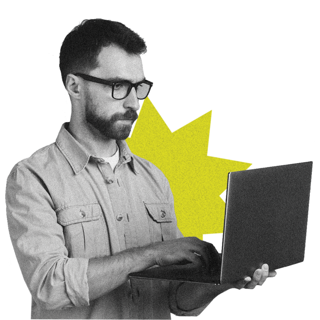 Homem mexendo no notebook