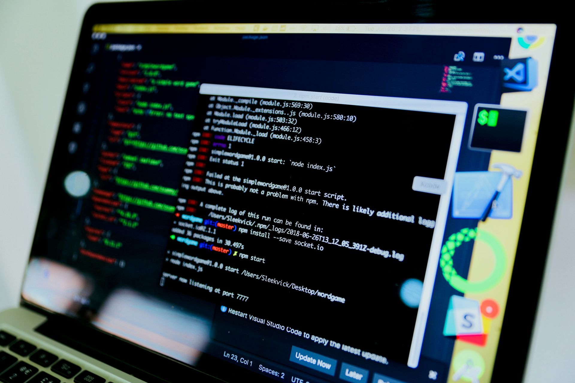 Um close de um laptop com vários códigos nele