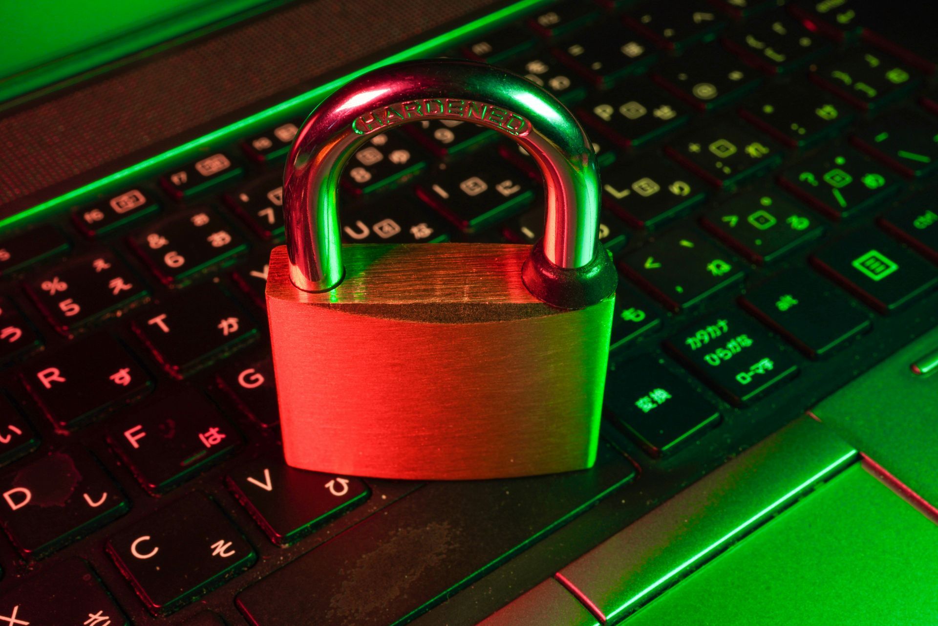 Um cadeado está em cima do teclado de um notebook.