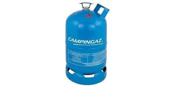 Bombola di gas propano Campingaz blu con maniglia e valvola, isolata su sfondo bianco.