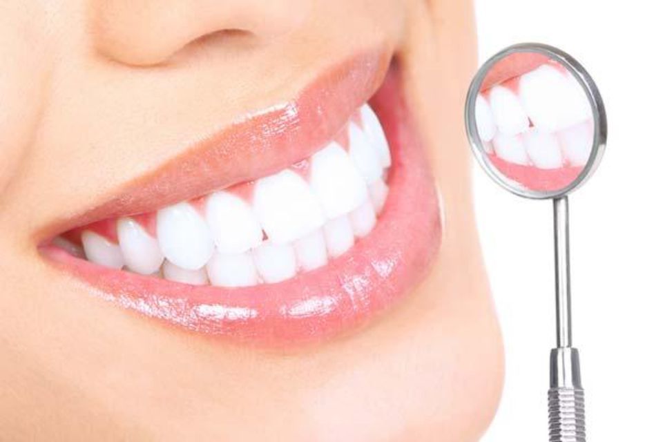 sorriso con denti bianchi