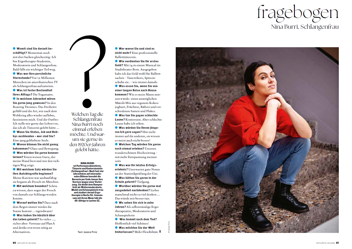 Eine Frau in rotem Hemd und Jeans sitzt auf einer Treppe, die Hände unter dem Kinn, und wirkt nachdenklich.