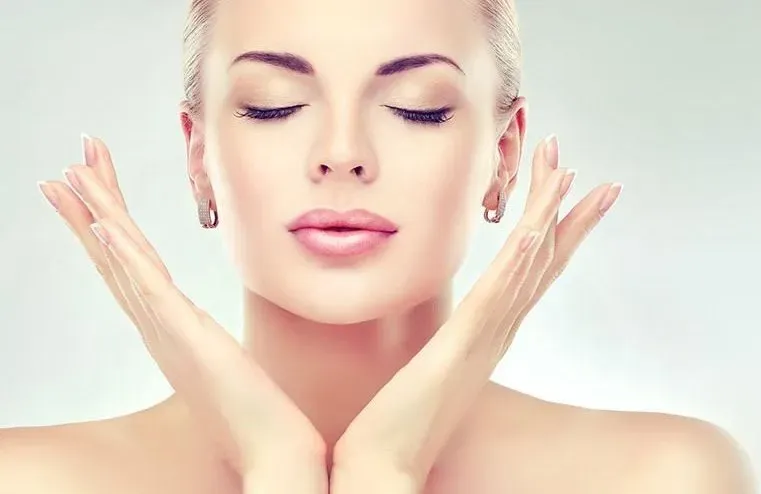 Visita dermatologica al viso