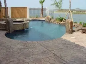 A large swimming pool with a fountain in the middle of it.