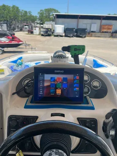 Boat helm with Simrad display