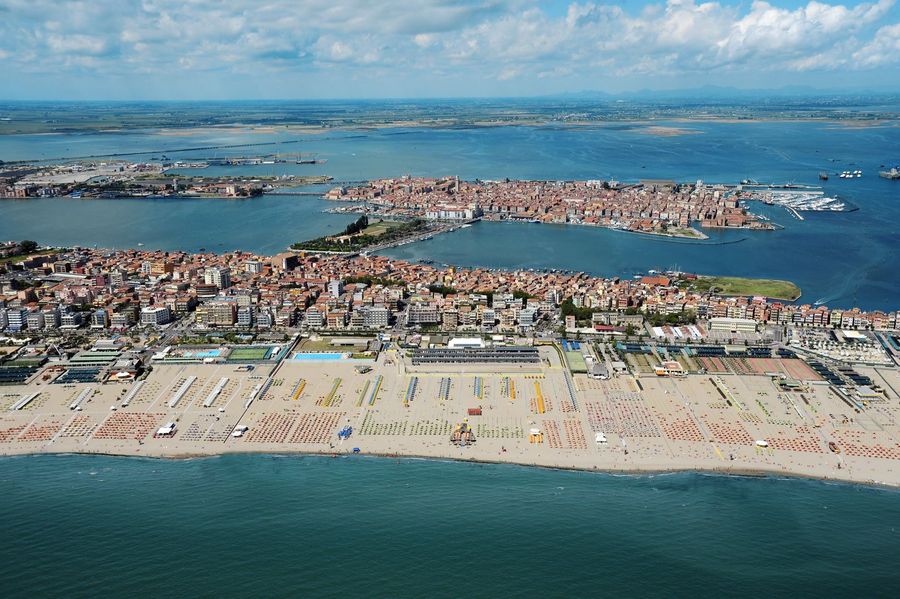 Una vista aerea di una spiaggia con una città sullo sfondo