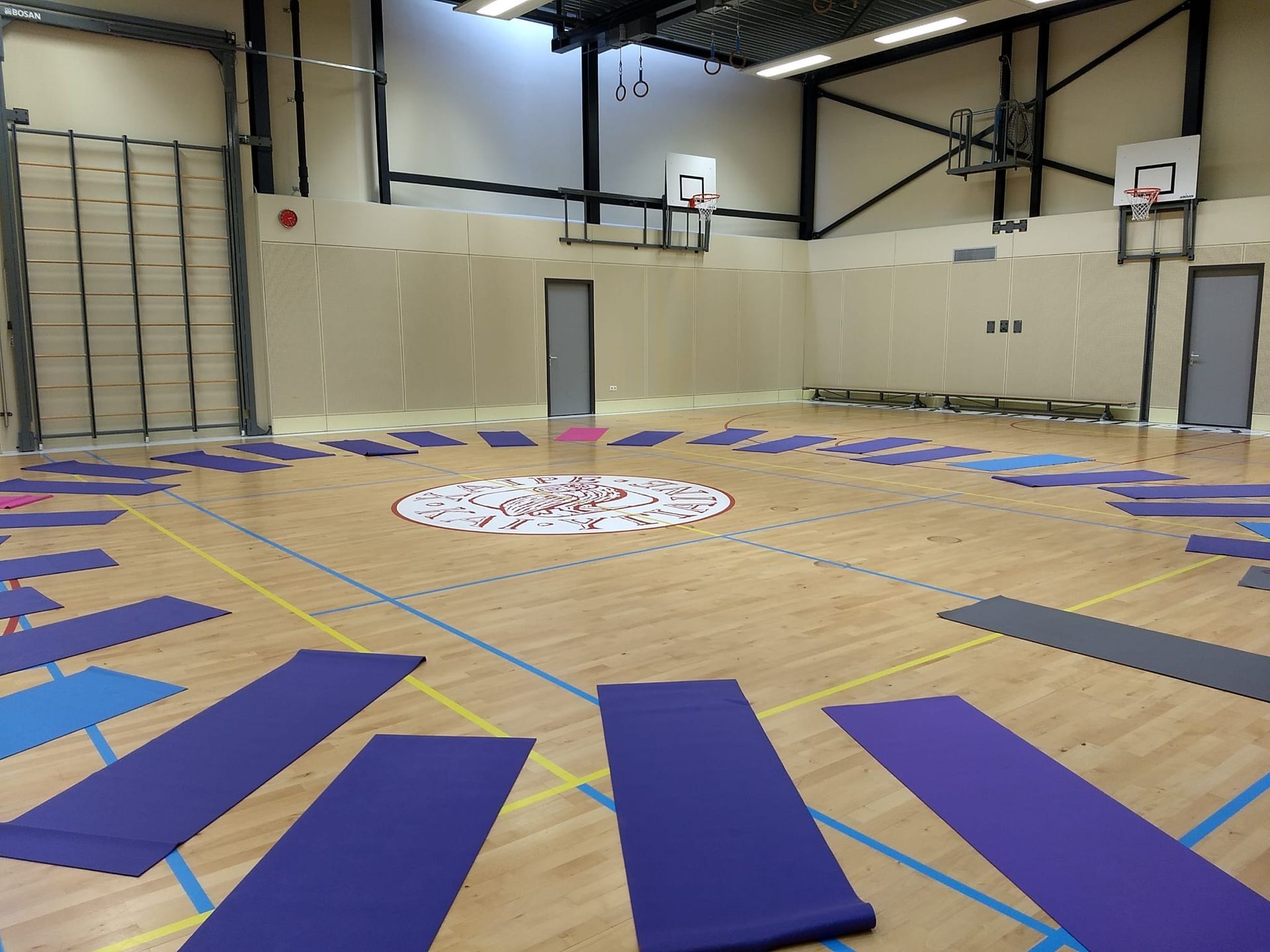 Yogalessen in de gymzaal op school voor tieners vanaf 14 jaar