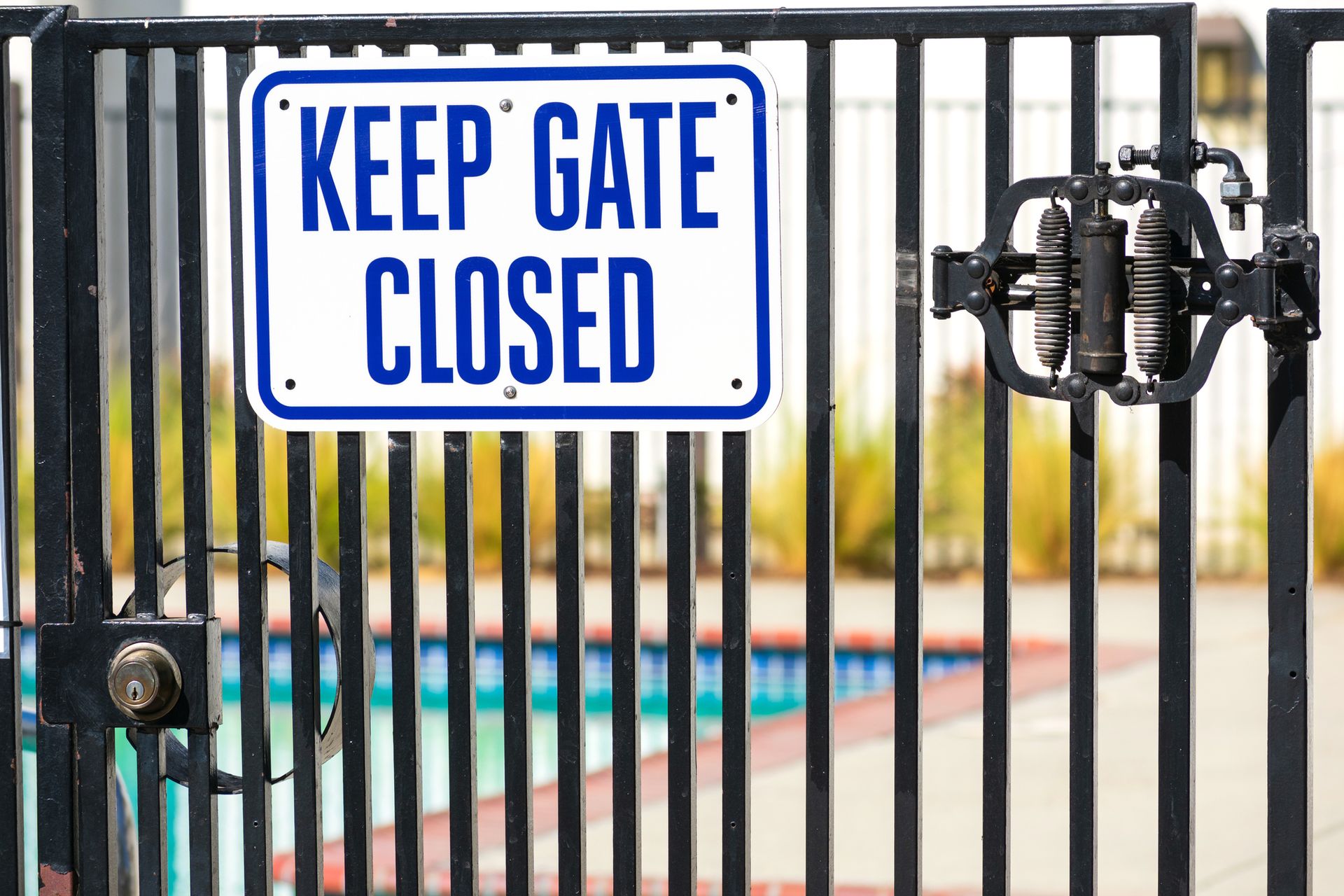 A sign on a gate that says `` keep gate closed ''.