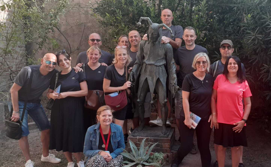 Giuliana Varini, guida turistica abilitata e socia Guide turistiche Virgilio, con un gruppo di autori in occasione del Festivaletteratura di Mantova