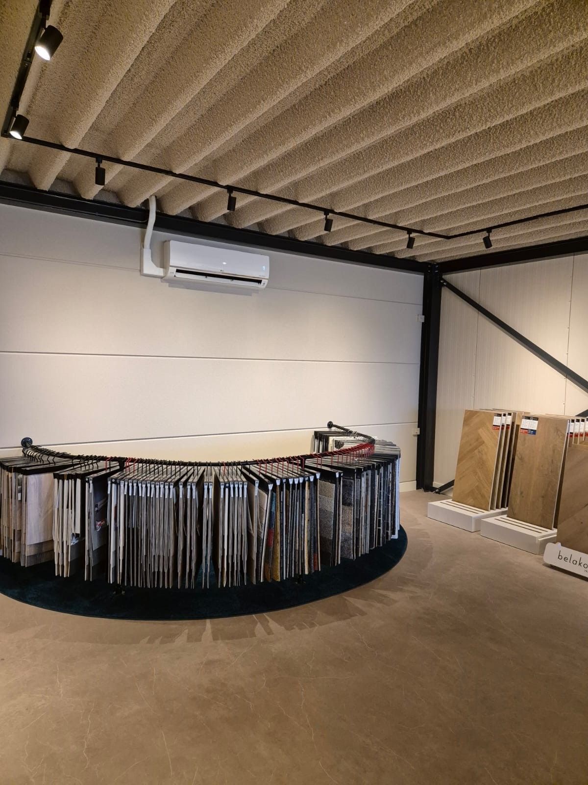Een kamer met een ronde tafel en een plafondventilator.