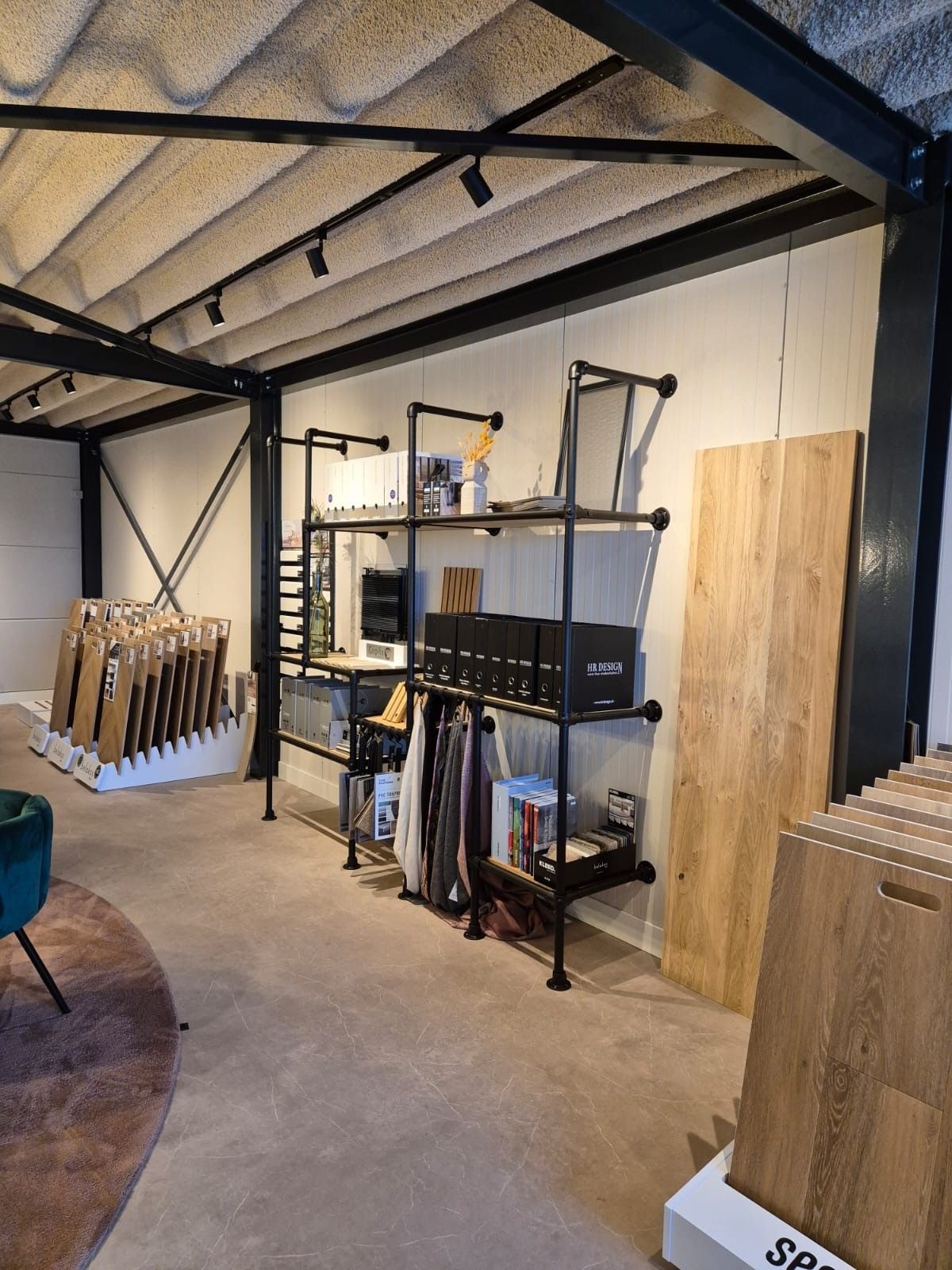 Een kamer met veel planken en een stoel erin.